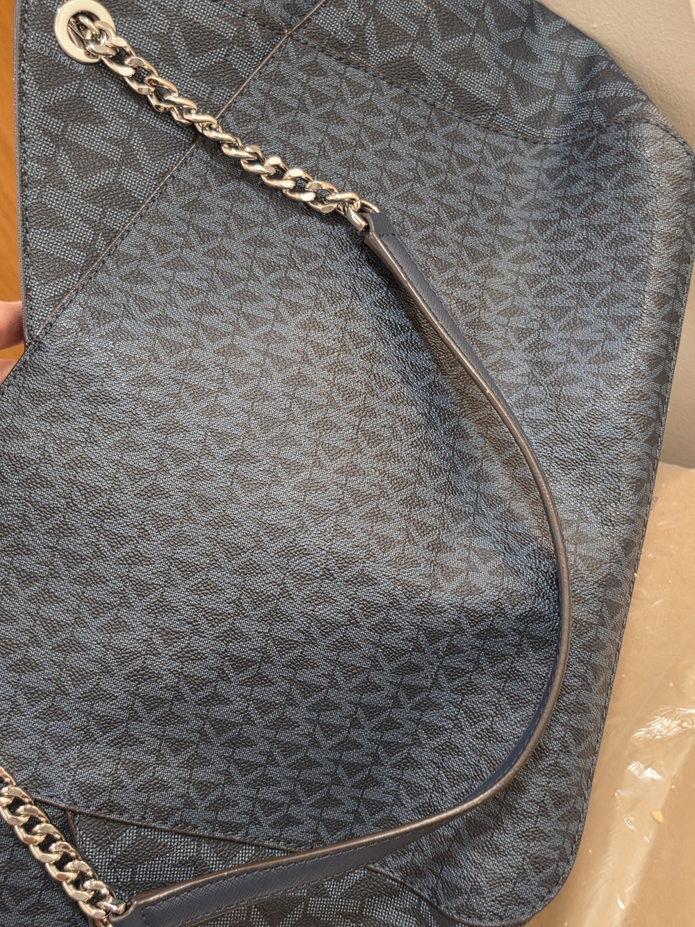 Michael Kors Jet Set Travel Shoulder Bag - Picture 9 of 10